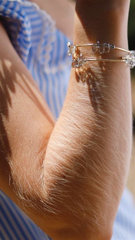 Girls with hairy arms .